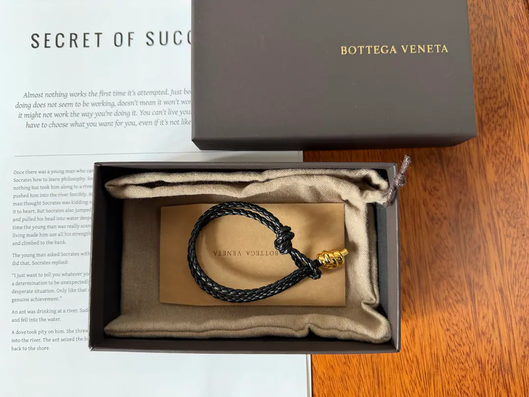 BVBotega made the ropes.｜New, New, Import of sheep skin, Handweaving, Black+Gold hardware., High cortex., It's a very delicate job., Details in place.. Both men and women can wear it., It's a lot of stuff., It's a good idea to give someone a hand.. Bring the original box and dustproof bag.. General Size: 20cm