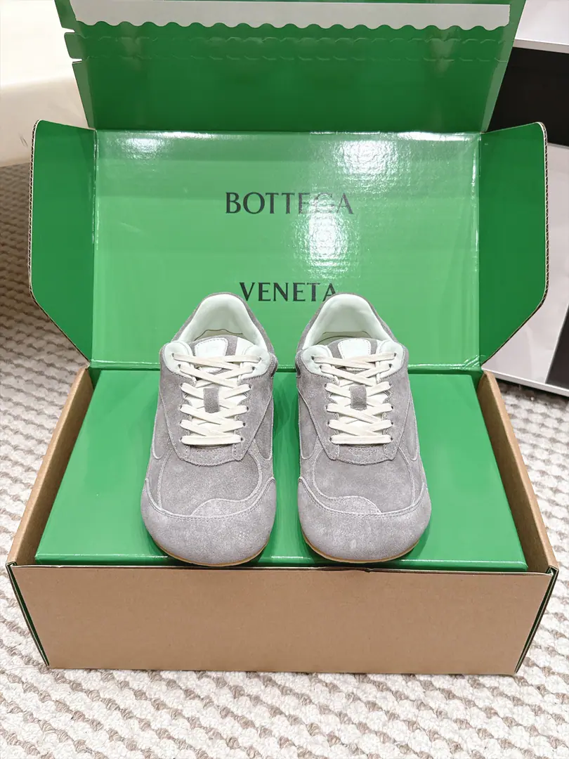 Requisition level #Couple money. BV 26/LatestOrbit FlashSeries Couple money. Leisure shoes. Bottega Veneta The Fluttershy.BVLatestOrbit FlashSeries Couple money. Retro. Network Leisure Sports shoes Run! Dad's shoes. Original procurement development Make the goods. Bottega Veneta By 90The ancient style of freedom and follow-through., Launch a new neutral sneakers. Orbit Series While keeping the rest comfortable, A fine sculpture of a model design., The selection net-covering feed echoes brand brand brand branding.Intreccio Weaving elements, And I'm gonna use it to get a light foot.. And with the fine design of the foreword, bring a new act., In the collision of functions with contour, honor the personality., To create a style that is never out of date.. Developments”Yes.Matthieu Blazy One of the most important design concepts.. While wearing comfort., And you can finely modulate the foot line., You can be free to mix pants or skirts., ♪ Take a great deal of day-to-day style ♪ Fabulous.: Original customized imports of cattle skin+Network Uchi.: Import into the air network.+Lamb skin.l Shoes under the sole.: Original Open Model Slide-InTPUMaterial Bottom: 3CM Size: Female35-40 / Men39-45