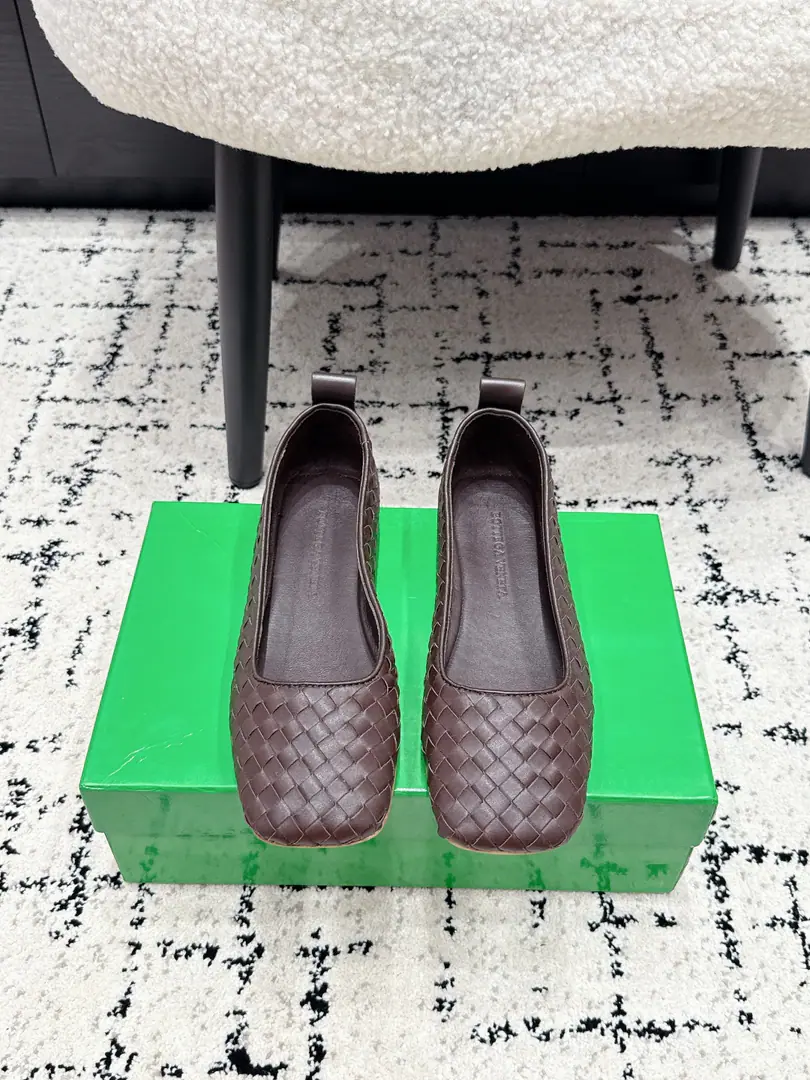 Bottega Venet* 26/ ♪ The early spring ♪ ♪ Weaving the head and the shoes ♪ BVWeaving head single shoes, The stylish sister's shoe cabinet just needs it.！Classic knitting process with a sense of excellence., The design is old and thin., Softly, softly, softly, with a good foot., You've been wearing it long enough., The commuter party is ecstatic., Multi-Currently Optional: Milky white./Wine./Dark Brown/Black/Gwang-jin., It fits all the suit.. You're dressed up nice at work., Every day, you wear a casual fashion., A pair of them'll take care of the commute., Date, Day, Close your eyes and don't step on the thunder.！ ✔️Fabulous.: Special Materials Handweaving ✔️Uchi.: Lamb skin. ✔️Otsumi!: That's a big one. ✔️size: 35-42（40 41 42Custom without re-offer）
