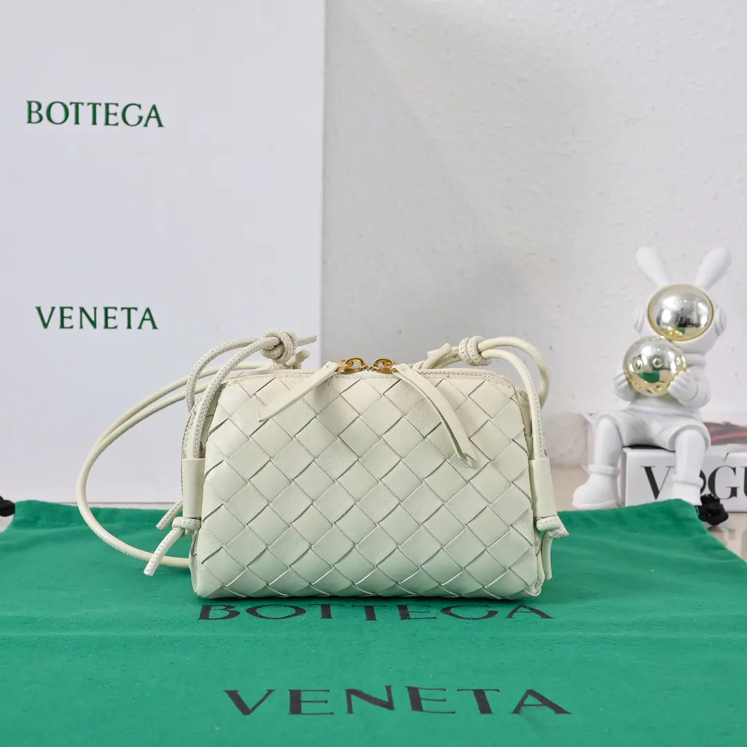 #BvNew paragraph Concert pouch I've seen the best mini-bots that can be used. 🎈 It's classic. lntrecciatoWeaver process✅ With a cortex with a double-head zipper., Open your mouth. Easy to release, Slip free modem length at the shoulder belt knot, i.e.🉑️Slash/Armor! You can be a handbag again. Little body. It's a big capacity. That's a good one.！The key is still on the table.！Come on.@Sisters come in this little, beautiful little bag. 👍 Model: 4258 Dimensions: 18.5*11.5*8.5