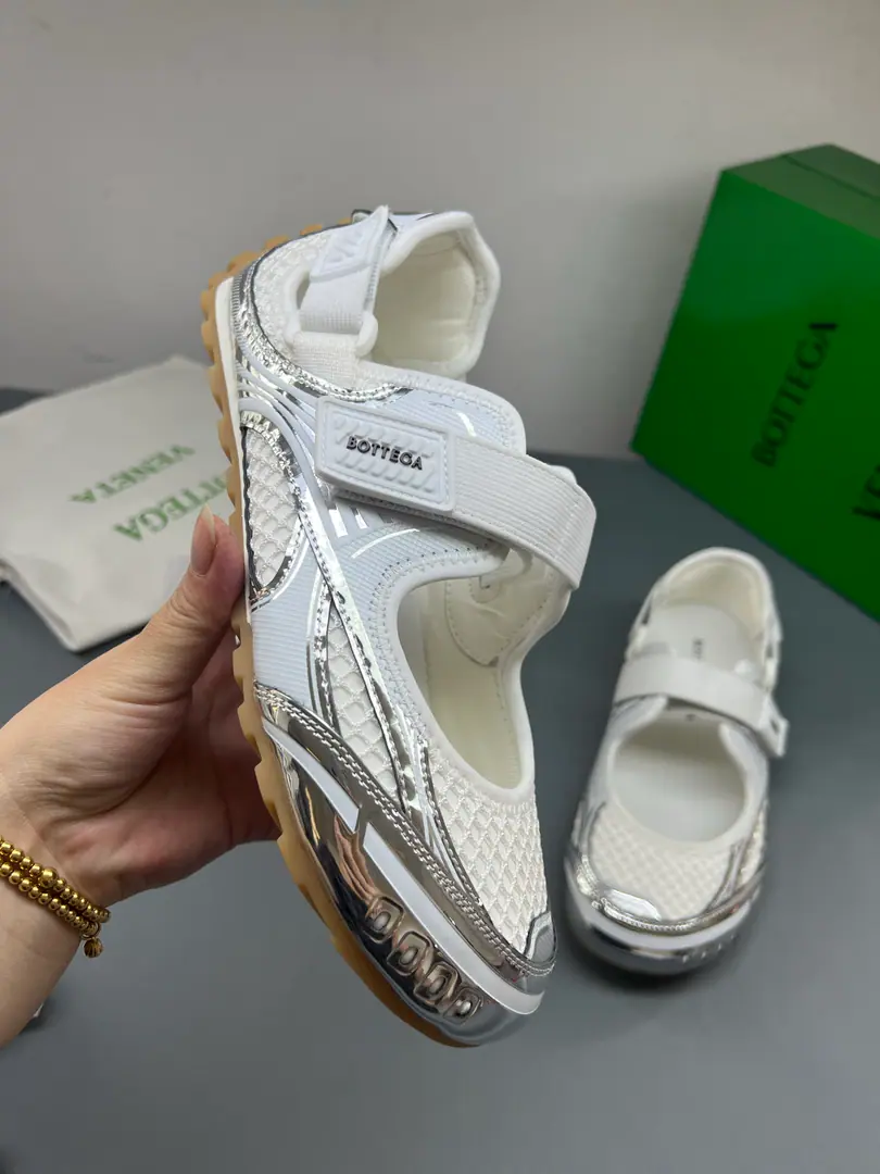 NewbvMary Jane's shoes. The technology with the Mary Janes on the Internet. • Liner: Technical fabric • Colours: Silver/White/Fibre-optic white • Rubber Origin: Italy Heat-plastic polyurethane, Jin-ho!, Polyurethane, Polyester fibres, Ammonium Size35 36 37 38 39 40 41 42 43 44 45 46 Configure original packaging