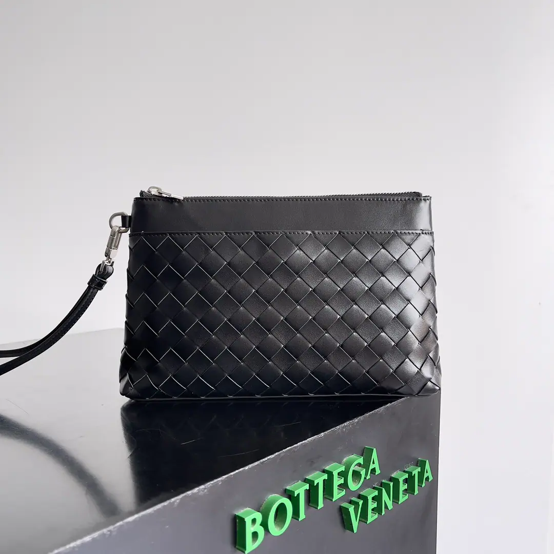 BOTTEGA VENETA 2024A new man.INTRECCIATOWeavingPRISMHandbag.BVWeavers' handbags., Persistence, Fashion is a simple atmosphere.. Increased daily ease of use with handlines, Medium Size, Bottom microwideth, The daily capacity is completely adequate., It's a handbag that can't be missed.. Crafts and crafts hand-woven, Low profile and luxury.. The skin of a cow with the top-riding skin., The capacity is super-maximum., With a stripable wristband., It's practical and light., You can go out to work with your hands full. Paragraph: 795712 Dimensions: 25*17*4cm