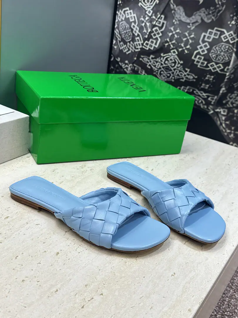 Plant prices Bottega Veneta The Fluttershy.2026Spring and summer weaver sandals. BVLetterlogoThe sandals on the bottom. Material:I'll import a cow's skin on my shoe./Import of metal cow skin+In the skin of the watered cow.+Italy is a big-ass country. Size: 35-42(40.41.42Custom without re-offer）