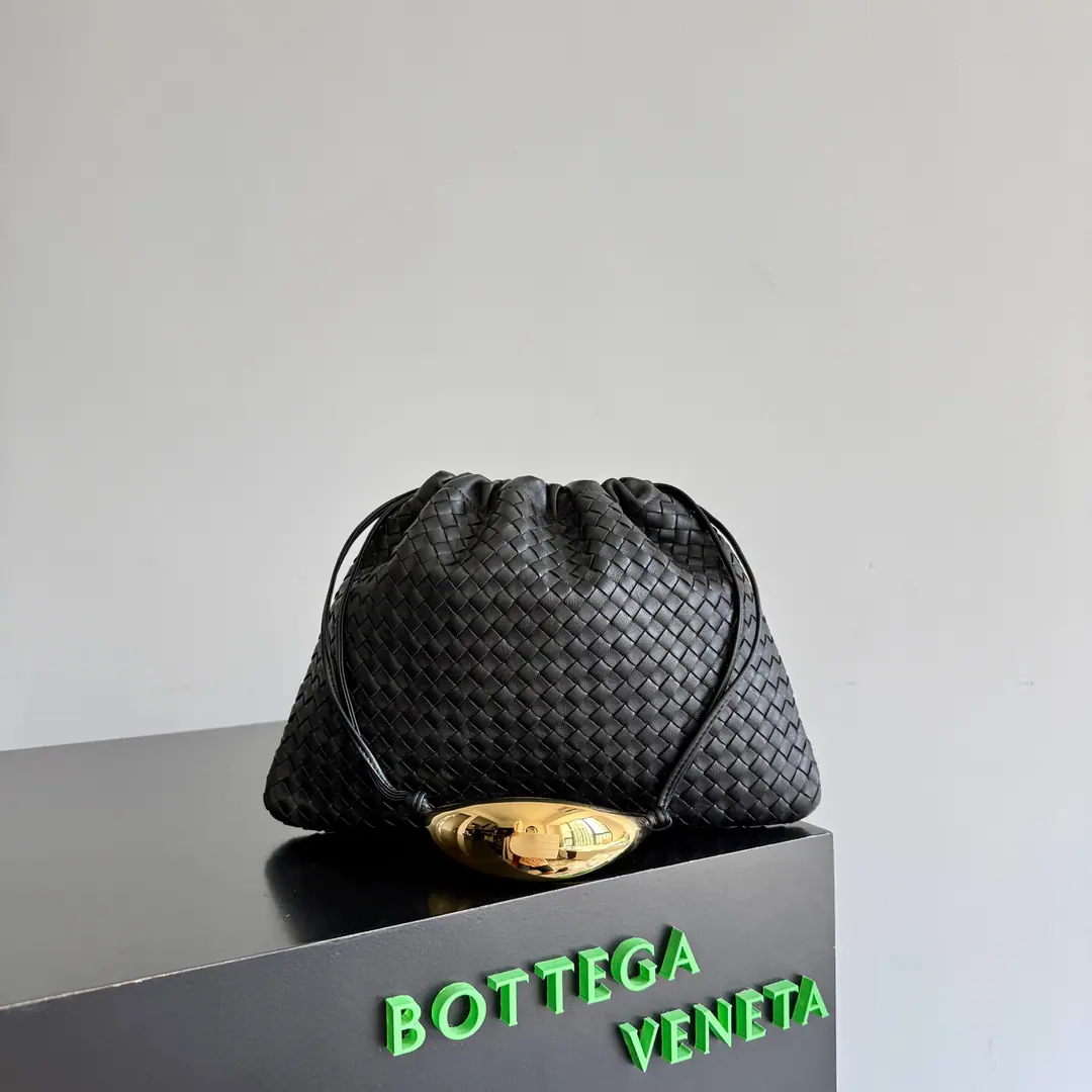 DustbagExact UpgradeBV Prefall 25 Dustbag Handle- The graceful show.💖 The perfect Italian craft mousse metal is a match.NappaLamb skin.0.75CentimetersIntrecciato Weaving, Perfect combination.～Makes the whole bag feel like a watch.！The insides are high-tech nylon material., Very light and dirty.. The capacity is not small.～Cell phones, Keys., Lipstick, Pizza., Sunscreen.…We can all load it.！It's simple and elegant., Whether it's a party or a regular trip., It's all very good taste.✨ Paragraph: 837087 Dimensions: 32*23*1cm