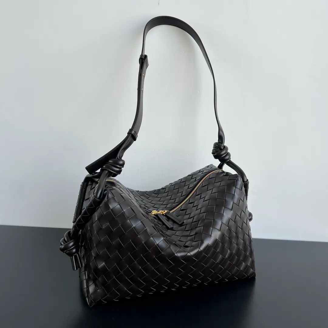 #Bv New paragraph LoopSame-sex camera bag.📷 796619 Upgraded the latest versionLoopBags, Horizontal rectangle shape, Super-sized capacity. The ultimate light.☄️The classic leather-weaving process is continuing to shape the body., The handler has a symbolic rope on both sides., Show the brand. 🤏The insides are tied to canvas and weave the skin of the cow. Soft structure and shape.！A very simple camera bag with a fashionable style., On your back.loopCamera wraps out the hoof🎈 Dimensions: 38x18.5x20