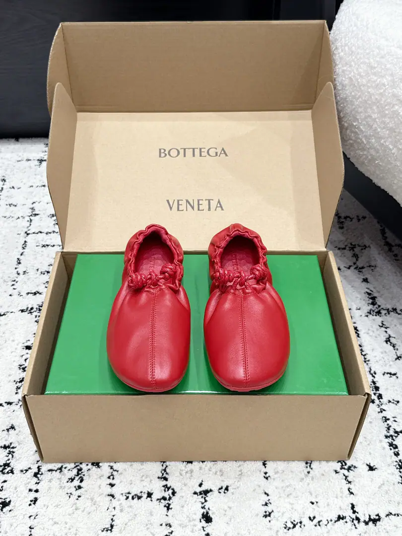 Bottega Venet*BV 26/ Summer's new wrinkled and tight ballet shoes. A sense of a chilling atmosphere with a lazy heart., The round shoe with the shoe-side hand-wrinkled rope., Soft with the same type, The quality of the lazy class is perfectly interpreted.. The mix is very broad., A long knitting dress is soft and lazy., With broad legs, you're a little bit more airy., Daily commute, You can ride easy.. ✔️Shoe.: Lamb skin. ✔️Uchi.: Lamb skin. ✔️Otsumi!: TPUOtsumi! ✔️size: 35-40Code（40Custom without re-offer）