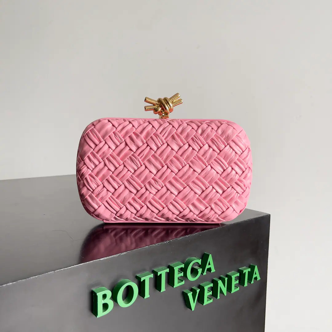 The Fluttershy.24Spring fashions make dinner bags. No ID, And the same thing with the glow., This dinner bag is so colorful., The petals are a source of spring's joy. Original factory skin➕Unspoiled steel hardware➕24kReal gold.➕All handy Some of us know about our brand history., I think we've all heard of the knot. BottegaVenetaA story., And one of the more important designs. Paragraph: 717622 Dimensions: 20.5*6*12.5