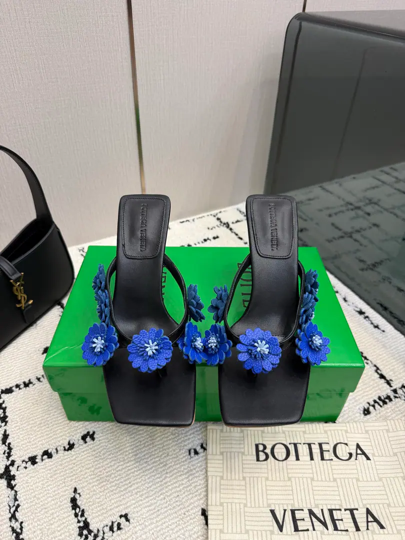 Top-level high-end version Repurchase Quality BottegaVeneta2026ssShoes.. BVThe money's a big deal., ins&Little Red Books are super-hot.！The upper foot is so sexy.！It's so beautiful.！There's a reason to get a fashion wind., The comfort of being trapped. It's not heavy, it's not tired., Original custom fabric Compare market top version. This big knitting shoe is so sophisticated.！You're a good-looking, fairy. It's a fashionable and design-oriented thing. And they're all very, very well worn., Especially with a skating tape cushion on the bottom of his heels., It's practical and qualitative., It's a good job for a working family.💃🏻 Comfortable design with inner courage. It's a great design. One of them is a personality. The tide of the monolith. Use Italian skin. Bio-plastic process Slippery comfort. He's tall.: 5cmand9cm Codes:35-39（34.40.41.42.43Do it., No, no, no, no, no.） Packaging: Top-level high-end package