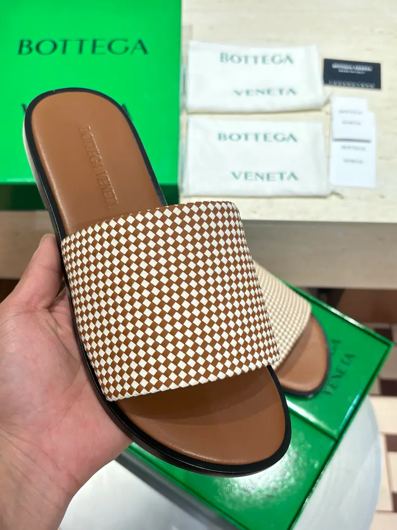 Top mass2026NewBvMan, that's a big slipper., It's a simple and fashionable design., Hand-made shoe-faced, The soles are light and comfortable., It's for routine or vacation.. Italian Craft, Details are fine., Brand ID low profile., Show high quality.✨. It's a combination of leisure and vacation., It's easy to get a look at., It's a summer one-on-one.！ size: 39-44（38.45.46Custom）
