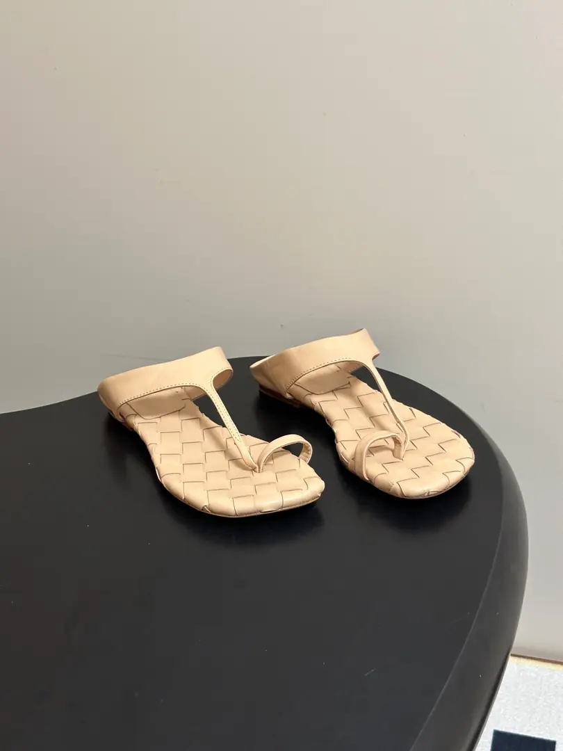 Top Quality BOTTEGA VENETA The Fluttershy. 2026Summer New Money BV Livia The toes weave the sandals with the toes on the bottom. ClassicIntrecciatoHand-weaving mythology, 12mmSoft and bottom height, ♪ Step on the loose ♪. The head is a very simple line., Low-saturated leather with a lot of gas.！Daily commute, It's all right for vacation., Low profile.logo, The quality is the best sign.！The beautiful fairy slippers are here.💥The money's gonna be tied up with Muller.！The delicate import is so soft and the skin is so strong.！Fine twisting decorations Jane is a very valuable man.！Low heels aren't tired., It's a steady walk.！Spring and summer just needed a single.！You can put on any dress., The pants are so emotional. The rich family is so full of slobber and slobber.！The Fluttershy. Bottega Veneta For every woman who walks around.. Shoe.: Customize weaves of cattle skin Inside, put your feet on the inside.: Bullskins. Shoes under the sole.: The Italian skin is a big thing. Codes: 35-39(40.41.42I'll make sure I don't change it.)