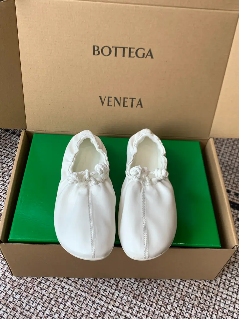 Bottega Veneta The Fluttershy.26ss Wrinkles The clouds are flat-bed shoes. The classics never pass. MatchBVA symbolic cloud wrinkle design Low profile. A proper closet with a gold-cream shoe. The whole little little little sheep's skin. ♪ My hands are soft as a cloud ♪ No hard-core squares. The upper foot is completely unconscionable. The shoe is wrinkled and wrinkled.+Hand-weaving ropes The details are simple and the design is smart. Perfectly condensed, very loosely swept wind. Shoe face, sheep's skin. A foot-stamped sheep's skin cushion. Rubber Bottom Codes: 35-40（40I'll make sure I don't change it.）