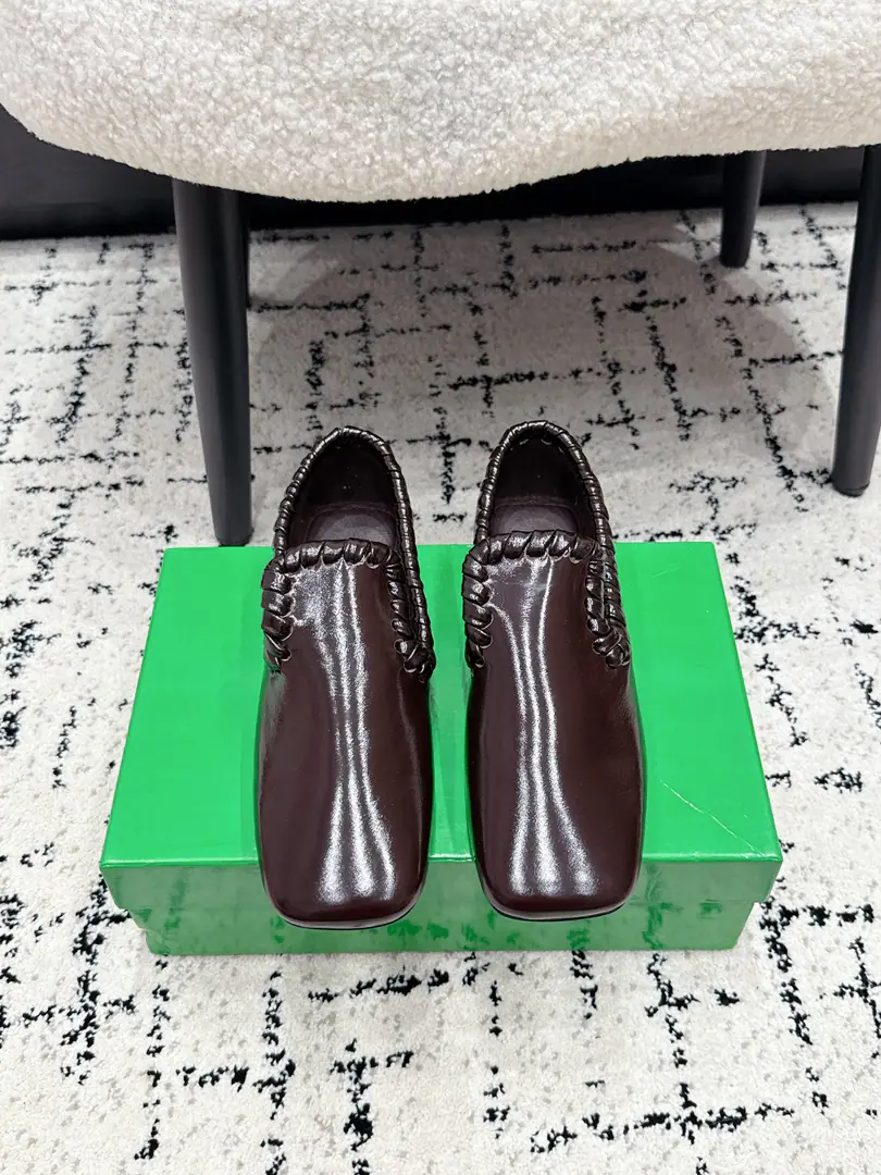 Bottega Venet*26/ ♪ Spring and summer ♪ ♪ Weaving the flat-headed ♪ ♪ Happy shoes on the side ♪ A good, straight shoe., A pair of fine hand-woven locks., The short version has a low-profile, advanced design sense., You're wearing a soft, lazy French routine., It's a good touch.. Full bag with a foot of Leafford., It's still easy to wear., Keep the lazy shoes free., I can't walk without my feet., It's better than half-drawn., I'm not stressed out for long walks.. Don't want to make a hard match., I want to combine comfort with fashionable sisters., These are the two basics and the smooth-ass flat-footed shoes., I can really close my eyes.. ✔️Fabulous.: Cow skin. ✔️Uchi.: Lamb skin. ✔️Otsumi!: It's a real piece of shit. ✔️size: 35-42（40 41 42 Custom without re-offer）
