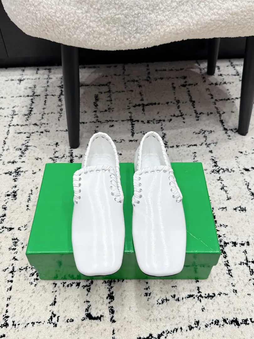 Bottega Venet*26/ ♪ Spring and summer ♪ ♪ Weaving the flat-headed ♪ ♪ Happy shoes on the side ♪ A good, straight shoe., A pair of fine hand-woven locks., The short version has a low-profile, advanced design sense., You're wearing a soft, lazy French routine., It's a good touch.. Full bag with a foot of Leafford., It's still easy to wear., Keep the lazy shoes free., I can't walk without my feet., It's better than half-drawn., I'm not stressed out for long walks.. Don't want to make a hard match., I want to combine comfort with fashionable sisters., These are the two basics and the smooth-ass flat-footed shoes., I can really close my eyes.. ✔️Fabulous.: Cow skin. ✔️Uchi.: Lamb skin. ✔️Otsumi!: It's a real piece of shit. ✔️size: 35-42（40 41 42 Custom without re-offer）