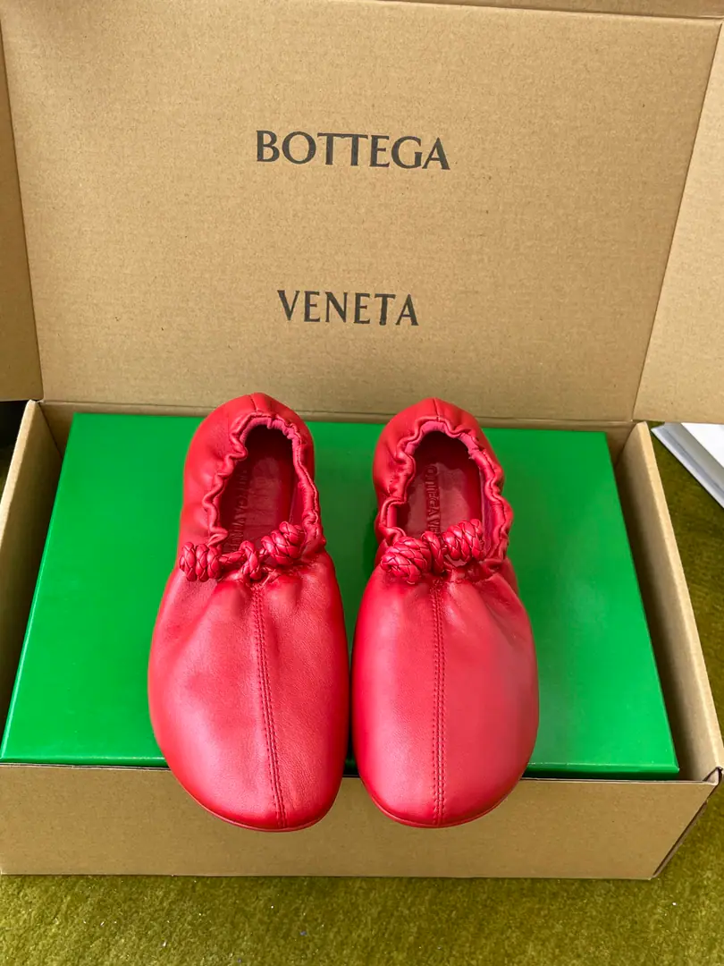 Bottega Veneta The Fluttershy.26ss Wrinkles The clouds are flat-bed shoes. The classics never pass. MatchBVA symbolic cloud wrinkle design Low profile. A proper closet with a gold-cream shoe. The whole little little little sheep's skin. ♪ My hands are soft as a cloud ♪ No hard-core squares. The upper foot is completely unconscionable. The shoe is wrinkled and wrinkled.+Hand-weaving ropes The details are simple and the design is smart. Perfectly condensed, very loosely swept wind. Shoe face, sheep's skin. A foot-stamped sheep's skin cushion. Rubber Bottom Codes: 35-40（40I'll make sure I don't change it.）