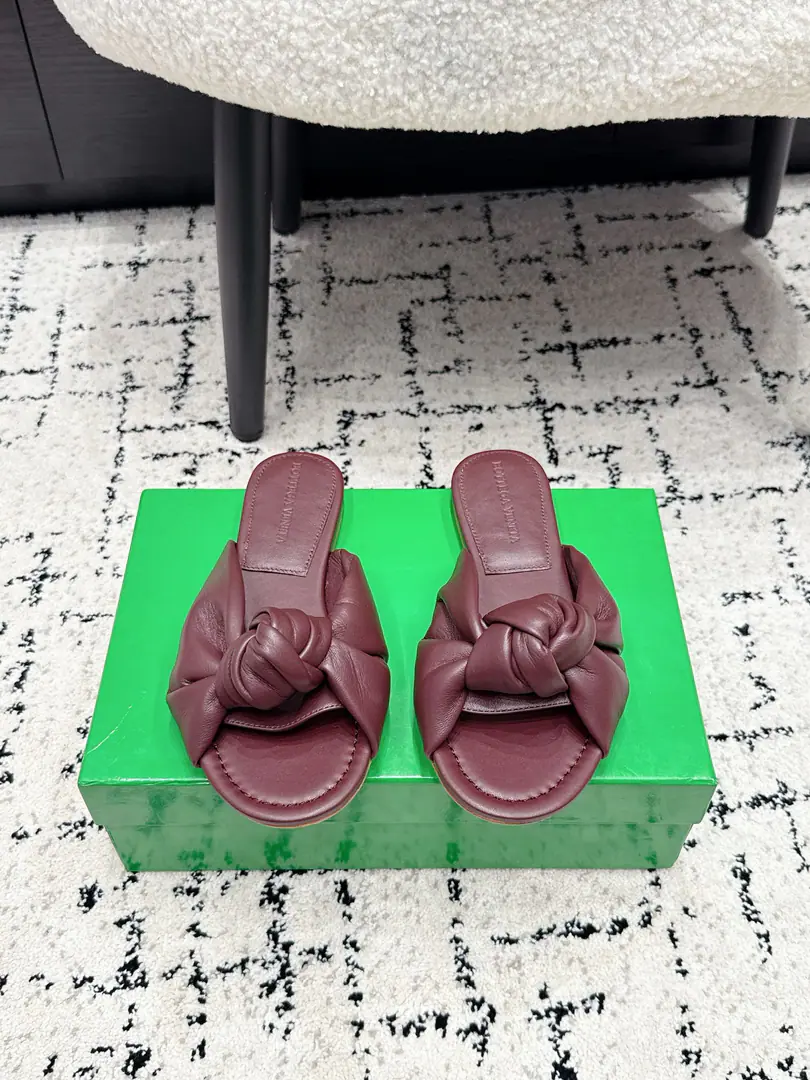 Bottega Venet*26/ Summer New Money tore Muller into a cold. A laziness and a fine touch., Welding the loosely gas to your feet with a symbolic twist of knots to brighten your soul., Soft materials are naturally interwoven on the shoe., No extra decorations., But with a sharp line and a soft contour., And I'm going to show you a little bit of a low profile that's unique to the brand.. A variety of low-saturated color-adaptation features are adapted to different patterns., From daily commute to leisure time., It's easy to be a good spot.. And a pair of self-carried laxity.buff, The combination of dreary legs is a casual French laziness., With a simple dress and a second to become soft and sturdy., Even a cowboy's single item can hit a fancy spark., Easy to squeeze different styles.. ✔️Fabulous.: Lamb skin. ✔️Uchi.: Lamb skin. ✔️Otsumi!: That's a big one. ✔️size: 35-42（40 41 42Do it.）
