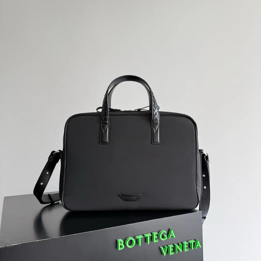 BVHigh-tech super light nylon material series.FamilyMore and more.-- BV Crossroad Briefcase💼, This time, we'll use knitting technology on the lift., intrecciato I'm getting a little more refined with the leather., I've got it all covered up.BOTTEGA VENETALeather pylon. The back belt is top leather material., High-quality, high-profile styles can be deactivated., The combination of the long lift and the shoulder belt makes the bags more flexible in their daily use, It's not just the handheld, it's the shoulder., It's easy to deal with different situations., Make the briefcase no longer a heavy weight pack., You can wear a free-time bag.💗 Paragraph: 795736 Dimensions: 39*28.5*8.5cm