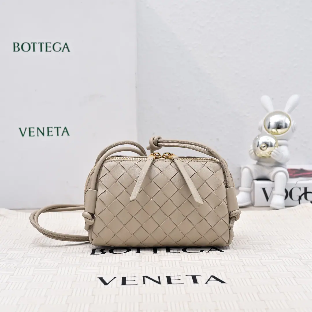 #BvNew paragraph Concert pouch I've seen the best mini-bots that can be used. 🎈 It's classic. lntrecciatoWeaver process✅ With a cortex with a double-head zipper., Open your mouth. Easy to release, Slip free modem length at the shoulder belt knot, i.e.🉑️Slash/Armor! You can be a handbag again. Little body. It's a big capacity. That's a good one.！The key is still on the table.！Come on.@Sisters come in this little, beautiful little bag. 👍 Model: 4258 Dimensions: 18.5*11.5*8.5