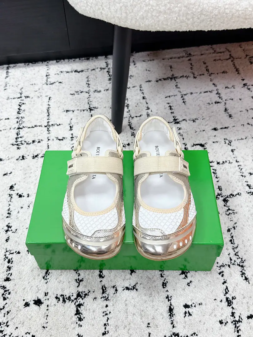 Bottega Venet* 26/ The Mary Janes of the Morning Spring. The beauty of ballet shoes and the millennial wind are new sparks., I'll get some air.+MetalsSoft, Bringing a filter for futureism, Design of marker magic stickers, One second to unlock the lazy man and get free., The thick and the thick and the high., Comfortable is never the same as fashion., The upper foot is unlocked.「Sweet balance.」♪ The laxness ♪, A pair of shoes in the shoe cabinet., Close your eyes and don't step on the thunder.. It's not just a pair of shoes., And the one in your closet that's the most beautiful key.——A nice girl with a hundred skirts., You're a dragmer with your suit., Telecommuting, Date, Out., You can squeeze it easily.. ✔️Fabulous.: Metal membrane/Nebula ✔️Uchi.: Nebula ✔️Otsumi!: TPUOtsumi! ✔️size: 35-41Code（40, 41Code custom is not to be changed）