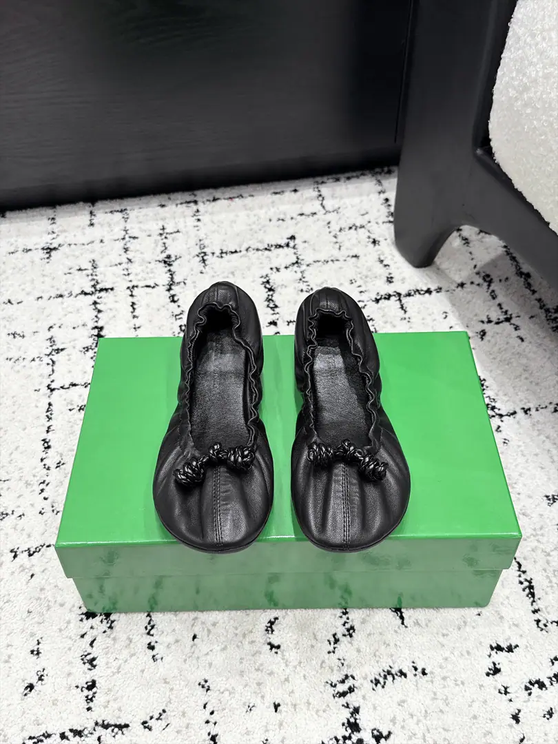 Bottega Venet* 26/♪ Wrinkled butterfly with ballet shoes ♪ Natural wrinkles give shoe-faced muscles. The shoes are all right with the feet. Artificial rope decoration adds a gentle sense of detail. The round shoes are a little lazy. With a long knitting skirt or a long-legged pair of pants that create a loose atmosphere with the sex. A man who is fit to live in comfort and beauty makes a gentle and simple tone of his day. ✔️Fabulous.: Import of sheep skin ✔️Uchi.: Import of sheep skin ✔️Otsumi!: ZP♪ And the whole thing ♪ ✔️Size: 35-41（40.41Do it.）
