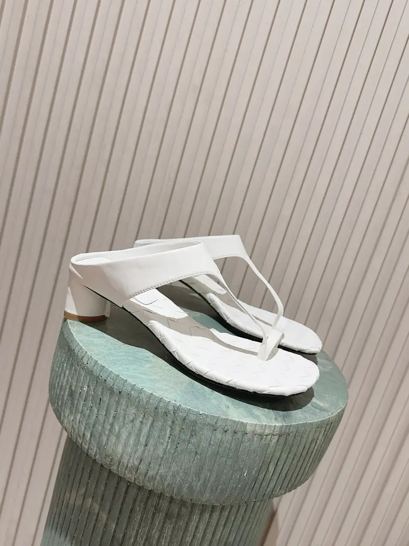 Top Version Bottega Venet*BVSummer's new weaving and toes and sandy tows. Bringing up the loosely ancient style, The classic knitting road is full of shoes., BriefTType-button design, It's a nice, smooth, stylish foot., Low profile, high-level, lazyness.. With cowboy legs., A half-clothed dress., Rhythms., The holiday is a perfect match for the dress., I'm shopping everyday., A beach vacation., A coffee shop., It's a good thing to go out for a short trip.. Shoe.: Bullskins. Uchi.: Bullskins. Otsumi!: Italy is a big-ass place. size: 35-41Code（40, 41Code custom is not to be changed） He's tall.: 4cm