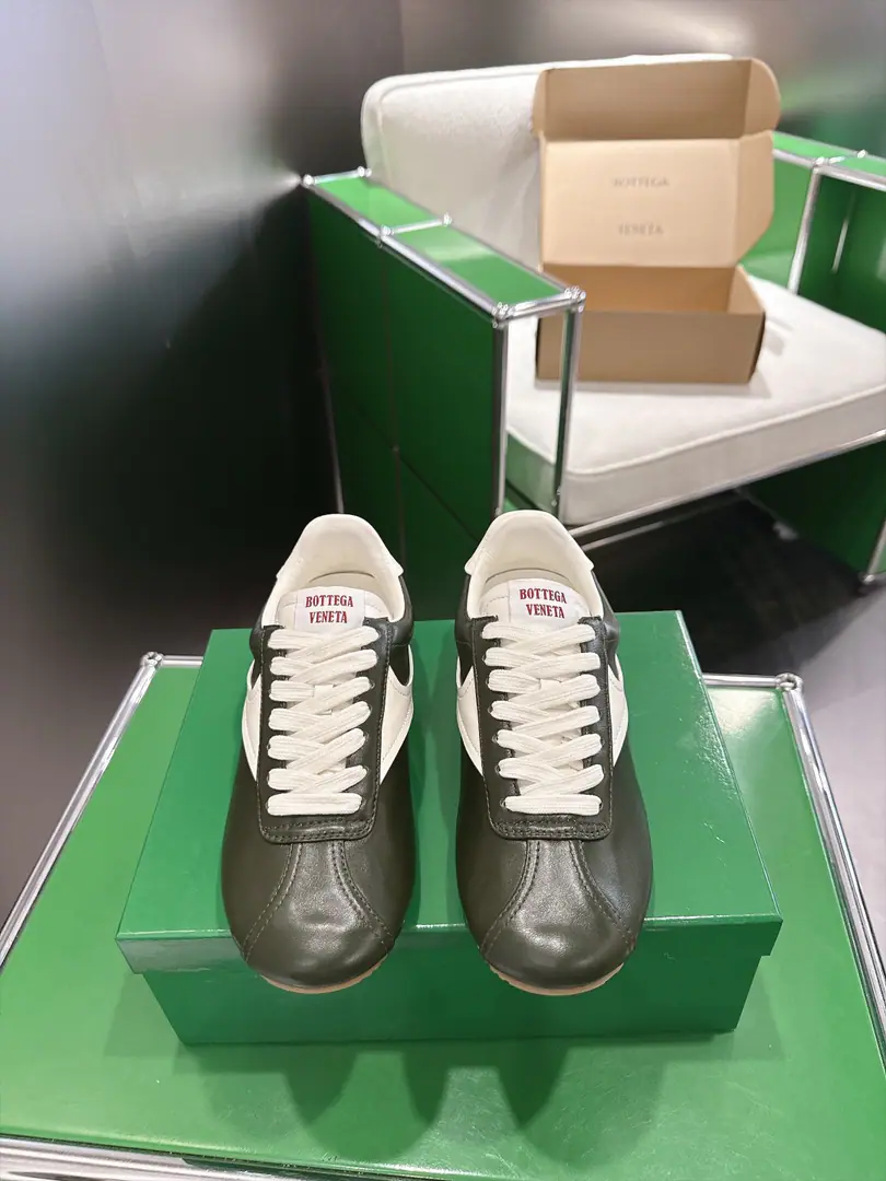 （k )Bottega Veneta2026ssLatestIVULCANA series of leisure sports shoes.‼️ BV summerDirector of CreativeMatthieu BlazySame show., The head-deeped swipe of shoes.＋BVRule small round head design, Really, don't be too design-minded., Simplified design, We can wear it all seasons.！The feet are comfortable.💘 ✔Fabulous.: Import head-decked cow skin ✔Uchi.: Import of sheep skin ✔Shoes under the sole.: Original version to open ✔Codes: 35-40 （40Make a no-refund order.）