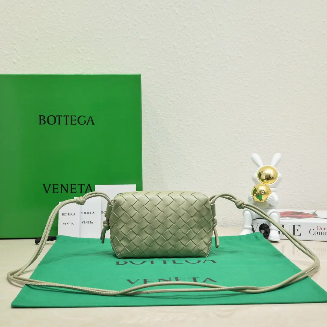 BThe new money is coming.🔥Classic knitting sign✅ The body was made of a chosen original farm of sheep. It's a soft spot. A simple square wrapper. It's a classic. Internal design is very practical. There's plenty of room. And there's a finely regulated sign leather rope. It's both elegant and practical. Designed in a very simple and elegant way. There's a little bit of a retold style. Size Model: 17*10*6cm, Model: 9896