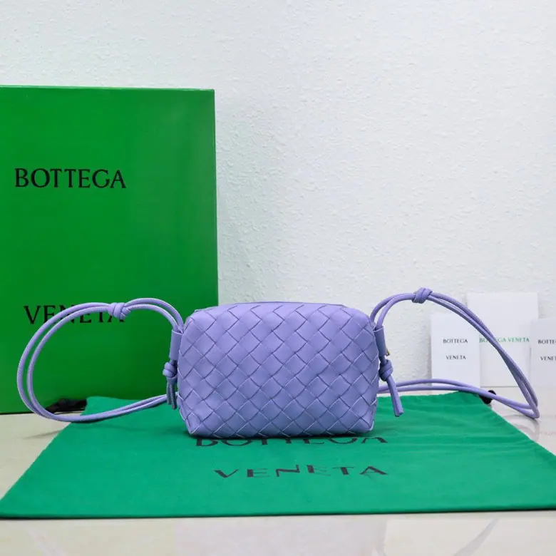 BThe new home.LoopThe camera bag is coming in.🔥Classic knitting sign✅ The body was made of a chosen original farm of sheep. It's a soft spot. A simple square wrapper. It's a classic. Internal design is very practical. There's plenty of room. And there's a finely regulated sign leather rope. It's both elegant and practical. Designed in a very simple and elegant way. There's a little bit of a retold style. Size Model: 17*10*6cm, Model: 9896