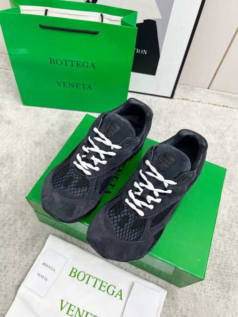 Get out of the factory. Top Version（Couple money.） Bottega VenetaThe Fluttershy's Four Seasons Show.BV OrbitSports shoes Wang Yi Bo Same paragraph Lovers' leisure shoes, dad's shoes.！RunnerSports shoes！Original procurement development！ Use of original light-technology web-based fabrics, Original unamended！Process complex！ Design rubber for the outside with geometric patterns The King's Bomb Series. High Version It's actually a lot higher., Still the same little legs. Very.nice. - You're a man of play., Matching Packed shoe process Admit High Version The original version of the Big Bottom is unique., Select ScrewTPUOtsumi!, The material weight is identical.！ Size:#Women35-41 （40 41Custom without re-offer） Men39-45(45Code custom is not to be changed)