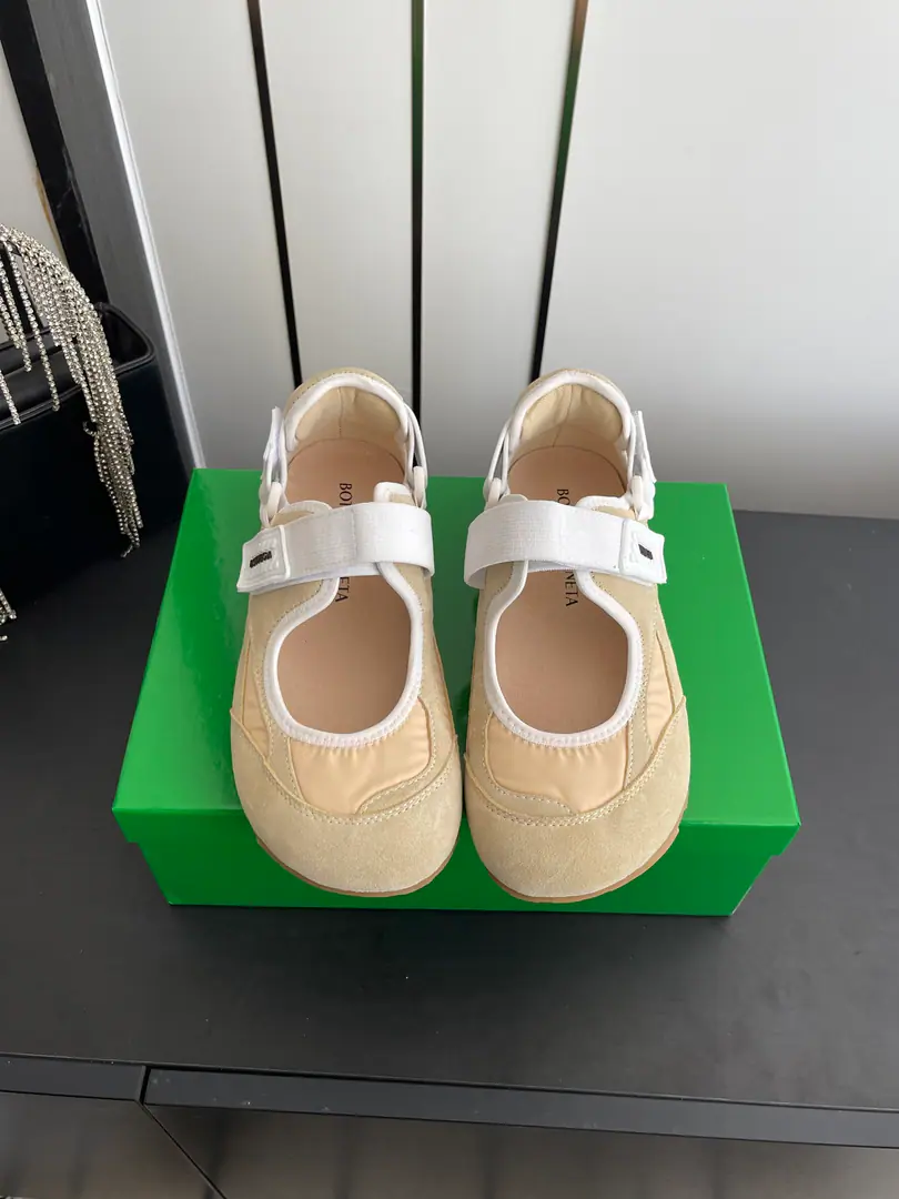 🏧𝐁𝐨𝐭𝐭𝐞𝐠𝐚 𝐕𝐞𝐧𝐞𝐭𝐚 Orbit FlashSpring and summer. Mary Jane. Leisure shoes. Sports shoes. BV Orbit FlashMary Jane blends the ancient graces with modern sports. - Oh, Pete.+nylon collage I'm full of quality and breath. Magic stickers. It's a perfect fit for the feet. Circle Head+Asak. The flex is so comfortable and beautiful that it's so ancient. Daily commute, Shopping., You can easily ride on a date. You can wear pants and dress them up. Original model rubber slider Codes: 35-41（40.41Do it.）