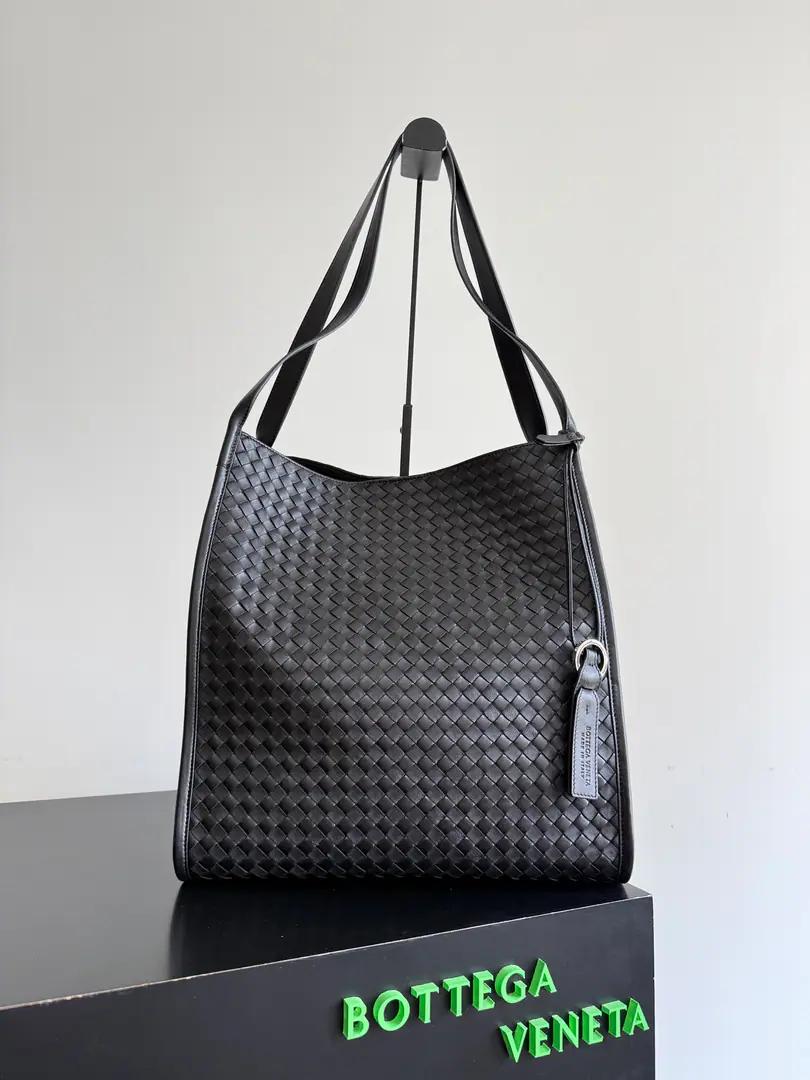 Paragraph: 867484 BVNew paragraphCorriereTotbag., Long-termism is blinding.🥰! ClassicIntrecciato 9x12Weaver process, The whole one.NappaA little sheep's skin., It's very warm and warm.. Pine liner.+Magnetic button opening+Proprietary leather key button., The details are so patient.. You can do it in a casual fashion., A good one., Computer files available in large capacity, A hundred sets of styles.. Leather Side CombinationBVClassic Weaving, Self-respect., ♪ Shoulder without shoulder ♪, The long shoulder belt is not moving., Darker color is more stable and advanced.. Dimensions: 34.5*36*21cm