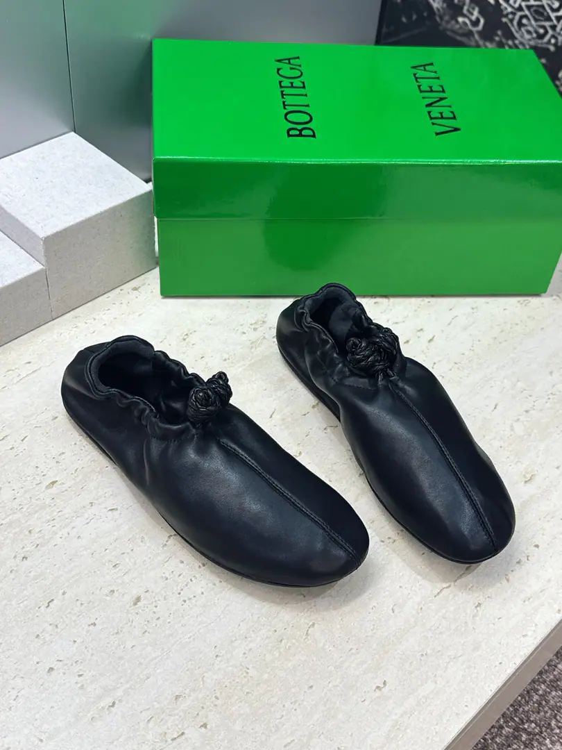 Plant prices Top Bottega Veneta The Fluttershy.2026Spring and summer, Mary Jane Ballet. BVLetterlogoA square head weaves dancing shoes. Material:I'm a mixed-skinned goat.+In the skin of the sheep.+Original modeling slides over base Size: Female size35-42(40.41.42Custom without re-offer）