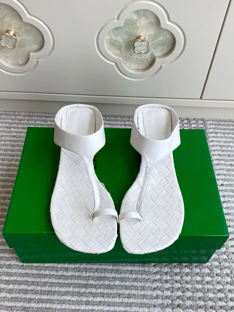 Batch 🐳BOTTEGA VENETA BV·Weavers with thick toes and sandals. MarkerIntrecciatoWeaving and shoe-beds., ♪ And the taste of the body fell ♪ TA toe-type.+No hindsight., It's a simple thing., ♪ On the upper foot, thin foot ♪ Round column thick and thick, Highly friendly, I'm not stressed out. Slippery leather., High-end colored. Import of sheep skin/It's a real piece of shit. He's tall.: 4cm size: 35-39（40.41.42Do it.）