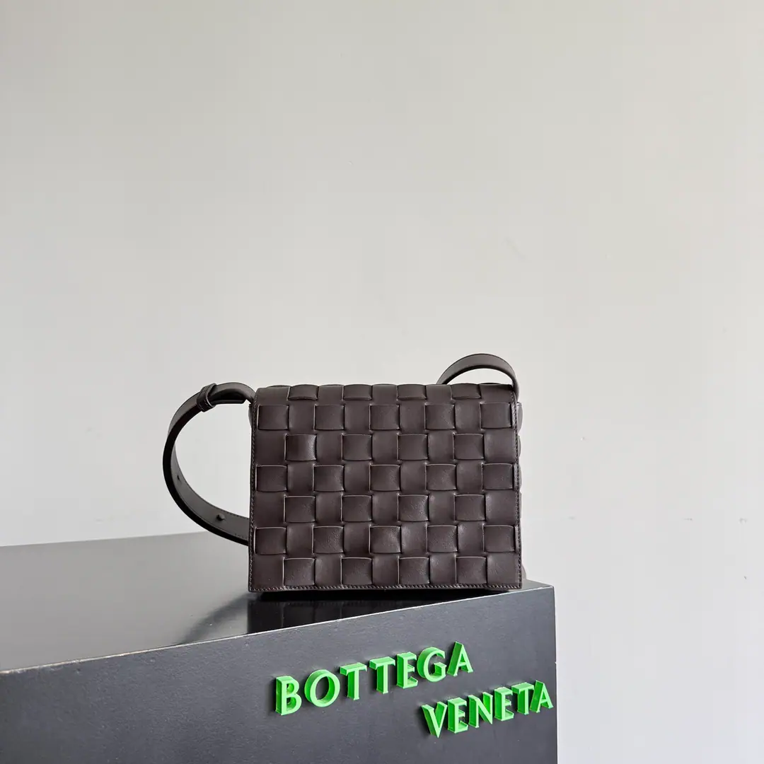 Orto MessengerIt's really hard not to love a bag like this.🖤 Looks like a...CassetteBut it's not really it.～Inheritance.BVClassic knitting process, This one.Orto MessengerFong is a good man., It's a man-man-man-man-man-man-all-man-all-time package.. Pick the little little twigs., Screw entire blocks, My body is full., Look carefully., No extra markings., It's a very light weight., The button switch is more secure.👍🏻 Wide enough to adjust the long shoulder belt, Single shoulder./Slash Free Switch. Full capacity., Cell phones, Card, The little things are gone., - I'm on duty., Weekend travel., It's a good fit for a short drive.. Paragraph: 876364 Dimensions: 21.5*15.5*5.5cm