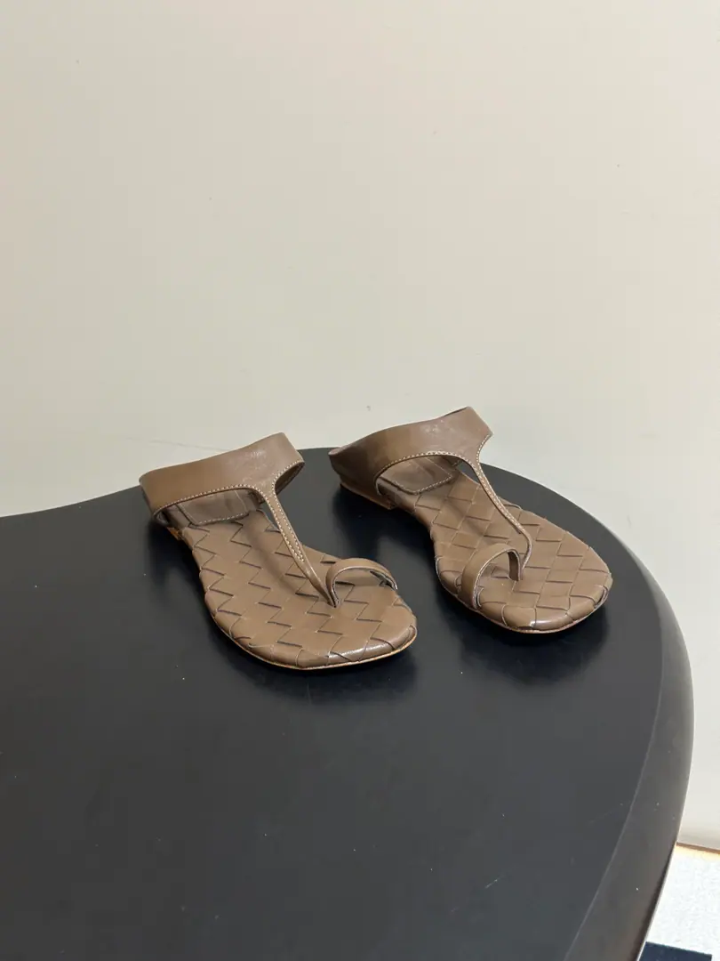 Top Quality BOTTEGA VENETA The Fluttershy. 2026Summer New Money BV Livia The toes weave the sandals with the toes on the bottom. ClassicIntrecciatoHand-weaving mythology, 12mmSoft and bottom height, ♪ Step on the loose ♪. The head is a very simple line., Low-saturated leather with a lot of gas.！Daily commute, It's all right for vacation., Low profile.logo, The quality is the best sign.！The beautiful fairy slippers are here.💥The money's gonna be tied up with Muller.！The delicate import is so soft and the skin is so strong.！Fine twisting decorations Jane is a very valuable man.！Low heels aren't tired., It's a steady walk.！Spring and summer just needed a single.！You can put on any dress., The pants are so emotional. The rich family is so full of slobber and slobber.！The Fluttershy. Bottega Veneta For every woman who walks around.. Shoe.: Customize weaves of cattle skin Inside, put your feet on the inside.: Bullskins. Shoes under the sole.: The Italian skin is a big thing. Codes: 35-39(40.41.42I'll make sure I don't change it.)