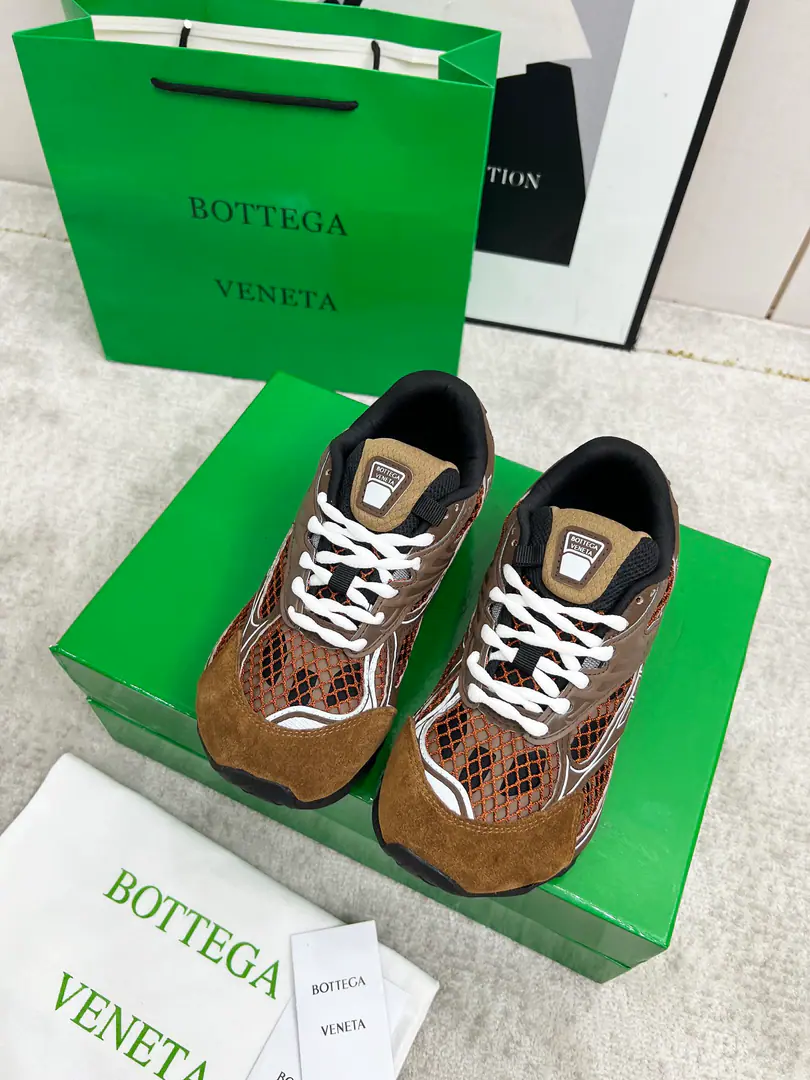 Get out of the factory. Top Version（Couple money.） Bottega VenetaThe Fluttershy's Four Seasons Show.BV OrbitSports shoes Wang Yi Bo Same paragraph Lovers' leisure shoes, dad's shoes.！RunnerSports shoes！Original procurement development！ Use of original light-technology web-based fabrics, Original unamended！Process complex！ Design rubber for the outside with geometric patterns The King's Bomb Series. High Version It's actually a lot higher., Still the same little legs. Very.nice. - You're a man of play., Matching Packed shoe process Admit High Version The original version of the Big Bottom is unique., Select ScrewTPUOtsumi!, The material weight is identical.！ Size:#Women35-41 （40 41Custom without re-offer） Men39-45(45Code custom is not to be changed)