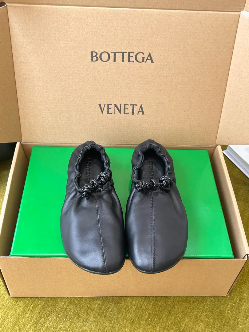Bottega Veneta The Fluttershy.26ss Wrinkles The clouds are flat-bed shoes. The classics never pass. MatchBVA symbolic cloud wrinkle design Low profile. A proper closet with a gold-cream shoe. The whole little little little sheep's skin. ♪ My hands are soft as a cloud ♪ No hard-core squares. The upper foot is completely unconscionable. The shoe is wrinkled and wrinkled.+Hand-weaving ropes The details are simple and the design is smart. Perfectly condensed, very loosely swept wind. Shoe face, sheep's skin. A foot-stamped sheep's skin cushion. Rubber Bottom Codes: 35-40（40I'll make sure I don't change it.）