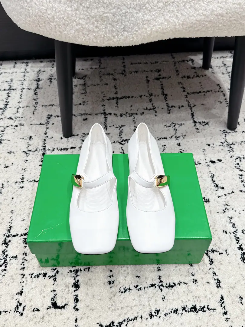 Bottega Venet*26/ The new spring and summer metal is tied to Mary Jane's shoes. A soft, smooth-looking pair of shoes., It's a weakness., Better modulate the foot line., The visual is fine and delicate., I'm so happy with the various feet.. Shoes with fine metal decorative buttons., It's a simple thing, and it's a whole thing., A perfect, easy, careful machine., It's not too much to say., The high senses are straight up.. One word with Mary Jane's classic., ♪ And the backs are firmly tied ♪, Walking and walking are not easy to slip down., And it's a balance between beauty and utility.. A shoe-type design for Asak., ♪ Sneak the legs ♪. ✔️Fabulous.: Lamb skin. ✔️Uchi.: Lamb skin. ✔️Otsumi!: It's a real piece of shit. ✔️size: 35-42（40 41 42 Custom without re-offer）
