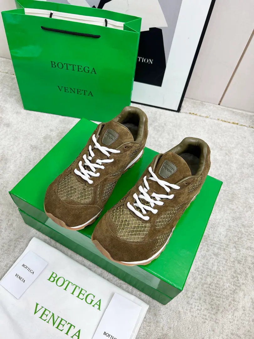 Get out of the factory. Top Version（Couple money.） Bottega VenetaThe Fluttershy's Four Seasons Show.BV OrbitSports shoes Wang Yi Bo Same paragraph Lovers' leisure shoes, dad's shoes.！RunnerSports shoes！Original procurement development！ Use of original light-technology web-based fabrics, Original unamended！Process complex！ Design rubber for the outside with geometric patterns The King's Bomb Series. High Version It's actually a lot higher., Still the same little legs. Very.nice. - You're a man of play., Matching Packed shoe process Admit High Version The original version of the Big Bottom is unique., Select ScrewTPUOtsumi!, The material weight is identical.！ Size:#Women35-41 （40 41Custom without re-offer） Men39-45(45Code custom is not to be changed)
