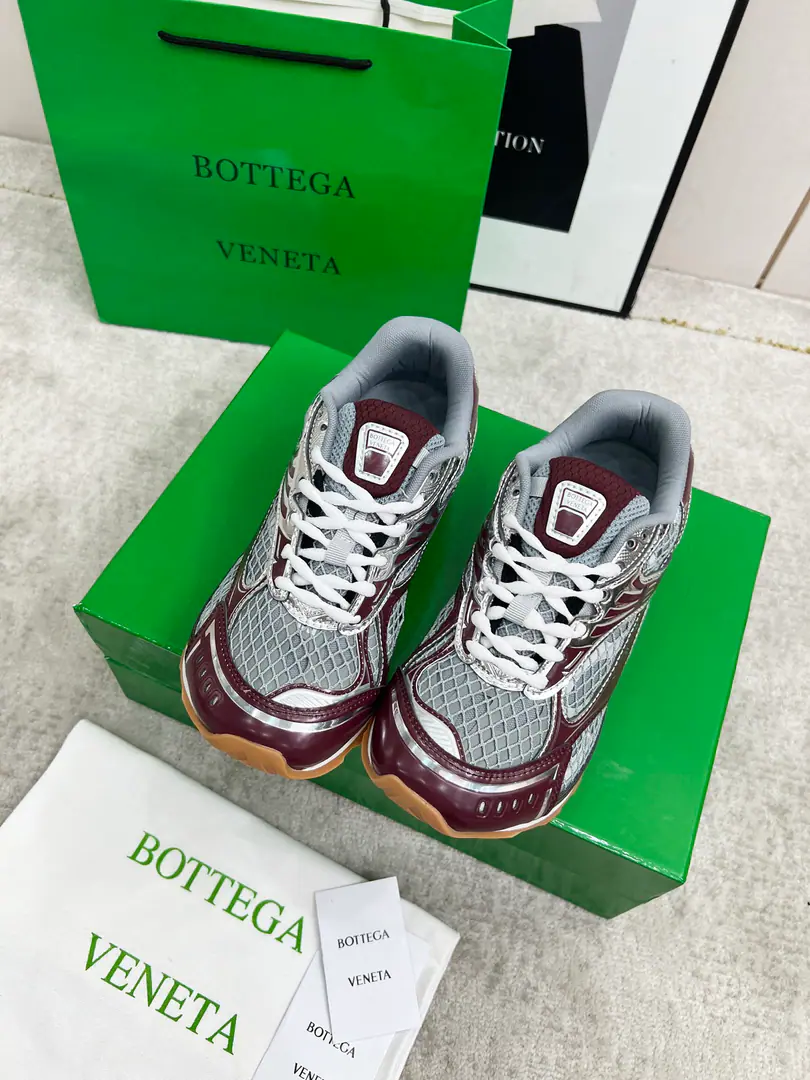 Get out of the factory. Top Version（Couple money.） Bottega VenetaThe Fluttershy's Four Seasons Show.BV OrbitSports shoes Wang Yi Bo Same paragraph Lovers' leisure shoes, dad's shoes.！RunnerSports shoes！Original procurement development！ Use of original light-technology web-based fabrics, Original unamended！Process complex！ Design rubber for the outside with geometric patterns The King's Bomb Series. High Version It's actually a lot higher., Still the same little legs. Very.nice. - You're a man of play., Matching Packed shoe process Admit High Version The original version of the Big Bottom is unique., Select ScrewTPUOtsumi!, The material weight is identical.！ Size:#Women35-41 （40 41Custom without re-offer） Men39-45(45Code custom is not to be changed)