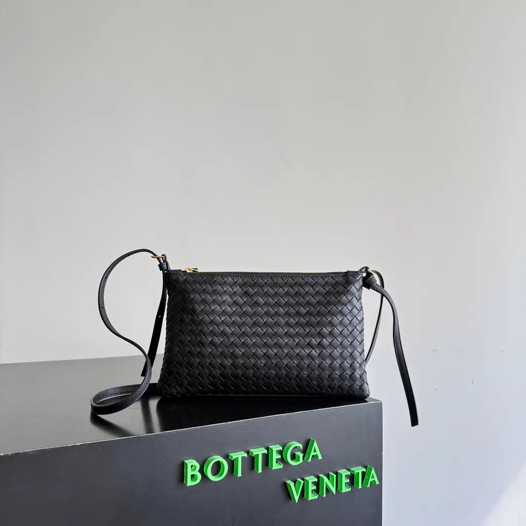 Paragraph: 876625 ByBV26The new weaver bag in the fall is amazing.💖！ClassicIntrecciato PiccoloThe skin of the sheep weaving the muscles., ♪ Touchy, delicate ♪. It's inside.6A position, The zipper is safe and practical.. It's easy to put a cell phone on., The strap is free to adjust., ♪ Slanting and lazy ♪. Or take off your shoulder belt and use it., It's too thick but it's large enough.. Telecommuting, I'm not sure I'm sure I'm a good date., A low-key, posh luxury.～ Dimensions: 24.5*15cm