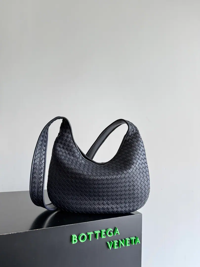 BOTTEGA VENETA 2025The New Man.VenetoSlanting bag Made of a little sheep's skin., Exceeded to the back belt., The top fits perfectly., A light-profit model applies to your travels., All options for travel or routine. Top zipper., Two layers inside., It's a huge capacity.. In classics.VenetaThe shape is re-engineered., It's a slashable bag., Jane is not out of style.. It's a man-bag., But the girl's got a perfect back.！He's so handsome on his back.🕶！More aura.~The shoulder belt is a reasonable design., The slash is cozy and stylish.. Full capacity is practical., It's a daily need to be easily installed.~Whether it's a free-porter or not., Or is it a set-up for a hard-on?, Put it on your back., Fashion Line📈Up！ Paragraph: 826877 Dimensions: 38*24*2cm