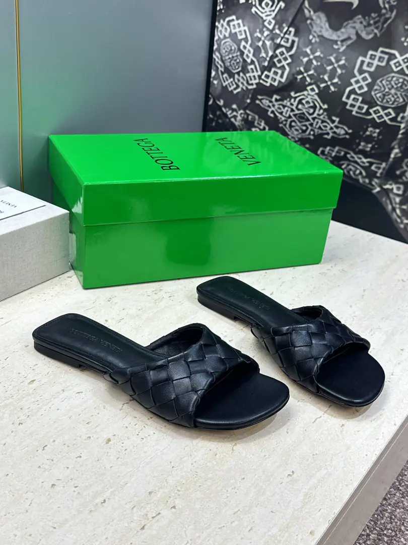 Plant prices Bottega Veneta The Fluttershy.2026Spring and summer weaver sandals. BVLetterlogoThe sandals on the bottom. Material:I'll import a cow's skin on my shoe./Import of metal cow skin+In the skin of the watered cow.+Italy is a big-ass country. Size: 35-42(40.41.42Custom without re-offer）