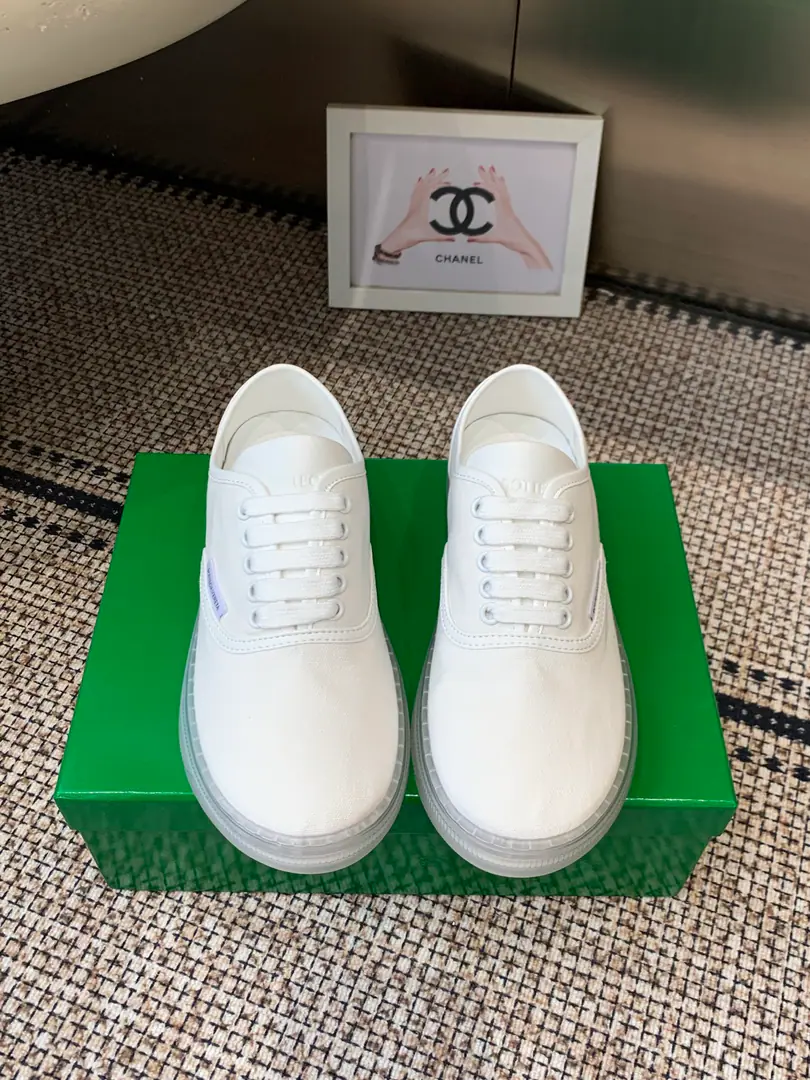 Bottega Veneta 26ssNew paragraph Transparent Bottom The canvas and the leisure shoes. This is a classic recreational canvas sneakers for the butterfly family. The main one is a very simple, new, loose wind. Shoe-faced materials and impact designs The shoe is a white-white-black tarpaulin. Shoes. Sidelines are stung with deep green leather. It's a clean, saturated, saturated color. Side sew small metal knitting, label Low profile mark name It's not exaggeration.logo Concord.BVLow-end advanced design language TransparencyPVCRubber soles The side bottom has a gradual light green dizziness effect. It's very perceptive. It's light and it's not heavy. It's the most visible design point for the whole pair of shoes. Codes: 35-40