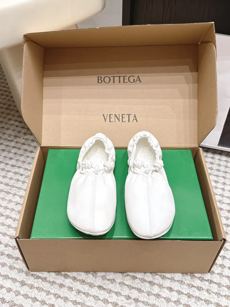 Requisition level Bottega Venet*BV 26/ Summer's new wrinkled and tight ballet shoes. A sense of a chilling atmosphere with a lazy heart., The round shoe with the shoe-side hand-wrinkled rope., Soft with the same type, The quality of the lazy class is perfectly interpreted.. The mix is very broad., A long knitting dress is soft and lazy., With broad legs, you're a little bit more airy., Daily commute, You can ride easy.. Shoe.: Lamb skin. Uchi.: Lamb skin. Otsumi!: TPUOtsumi! size: 35-40Code（40Custom without re-offer）
