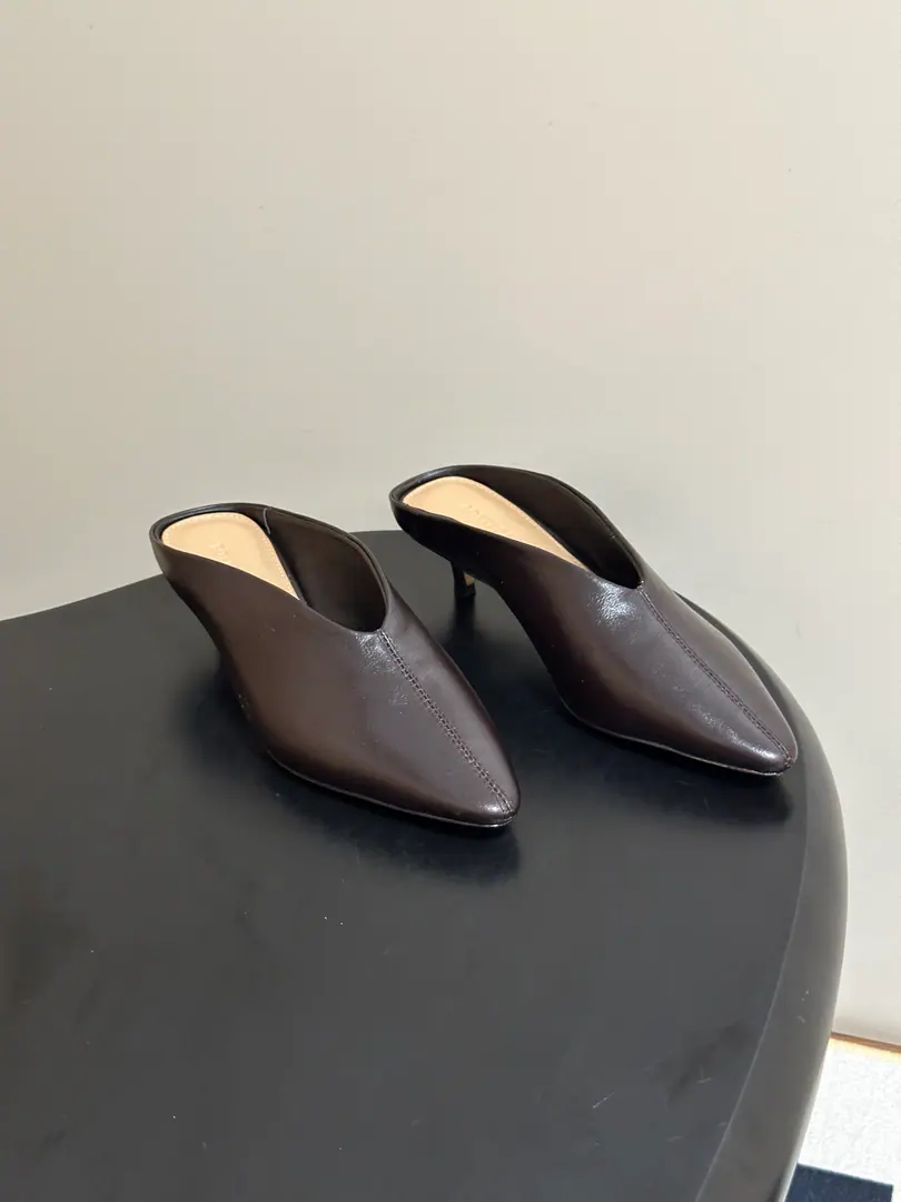 Top Quality BOTTEGA VENETA The Fluttershy. 2026Summer New Money BV Vesta Cat and pointy Muller, half-shoes. 4cmIt's just perfect., The sharpness of the head is matched by softness.VShoes., Hand-sew threads in the center line.. 4cmCat and..., Walking steady and with a temper., A commuting shoe without a leg grind., Black/White/Wine./Dark brown fours in position.. Jane's not wearing any extra decorations., Bring a low-key quality.！A commute suit., A dress., The jeans fit all the way.！The lazy Muller who didn't show up behind him., It's a feeling of emotion.！ Shoe.: Customized butter peels Inside, put your feet on the inside.: Bullskins. Shoes under the sole.: The Italian skin is a big thing. He's tall.: 4cm Codes: 35-39(40.41.42I'll make sure I don't change it.)