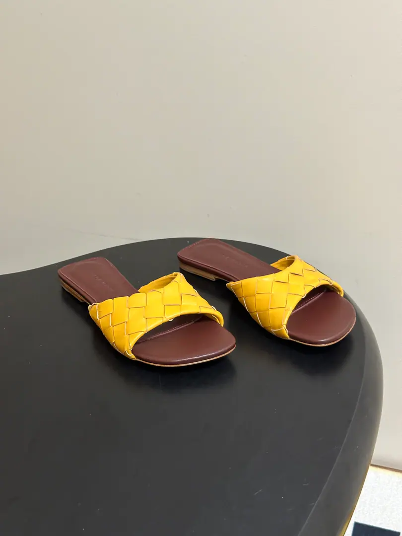 Top Quality BOTTEGA VENETA The Fluttershy. 2026Summer New Money BV LiviaMuller weaves sandals, squirts. ClassicIntrecciatoHand-weaving mythology, 12mmSoft and bottom height, ♪ Step on the loose ♪. The head is a very simple line., Low-saturated leather with a lot of gas.！Daily commute, It's all right for vacation., Low profile.logo, The quality is the best sign.！The beautiful fairy slippers are here.💥The money's gonna be tied up with Muller.！The delicate import is so soft and the skin is so strong.！Fine twisting decorations Jane is a very valuable man.！Low heels aren't tired., It's a steady walk.！Spring and summer just needed a single.！You can put on any dress., The pants are so emotional. The rich family is so full of slobber and slobber.！The Fluttershy. Bottega Veneta For every woman who walks around.. Shoe.: Customize weaves of cattle skin Inside, put your feet on the inside.: Bullskins. Shoes under the sole.: The Italian skin is a big thing. Codes: 35-39(40.41.42I'll make sure I don't change it.)