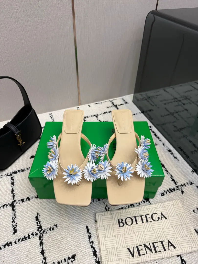 Top-level high-end version Repurchase Quality BottegaVeneta2026ssShoes.. BVThe money's a big deal., ins&Little Red Books are super-hot.！The upper foot is so sexy.！It's so beautiful.！There's a reason to get a fashion wind., The comfort of being trapped. It's not heavy, it's not tired., Original custom fabric Compare market top version. This big knitting shoe is so sophisticated.！You're a good-looking, fairy. It's a fashionable and design-oriented thing. And they're all very, very well worn., Especially with a skating tape cushion on the bottom of his heels., It's practical and qualitative., It's a good job for a working family.💃🏻 Comfortable design with inner courage. It's a great design. One of them is a personality. The tide of the monolith. Use Italian skin. Bio-plastic process Slippery comfort. He's tall.: 5cmand9cm Codes:35-39（34.40.41.42.43Do it., No, no, no, no, no.） Packaging: Top-level high-end package