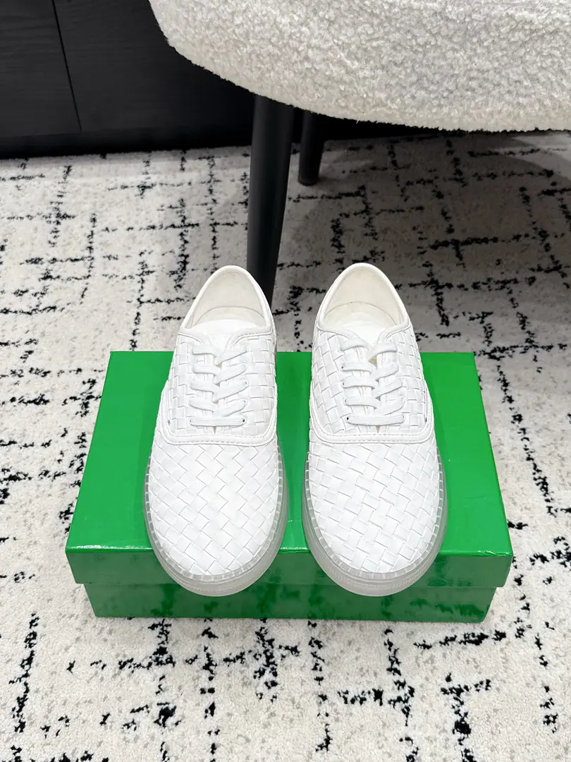 Men+10 Bottega Venet* 26/ Hand-woven couple shoes. BVMarkerIntrecciatoHand-woven real self-carried advanced filters！All four colors are in the middle., No mistake in picking anything.. The delicate skin of sheep weaving hand-made texture is so qualitative., Janey with a leisure version, The soft feet are light and not tired.. Very simple and low-key Italian style, With a suit., Tsk., Even the dress fits., Spring and summer are a relief., The crowd is not gonna touch the money., You can't hide the details without a low profile.. ✔️Fabulous.: Water-washing canvas./Little sheep's skin. ✔️Uchi.: Lamb skin. ✔️Otsumi!: Original version to open ✔️Size: 35-45（Women40 41 42 Men39 45Do it.）
