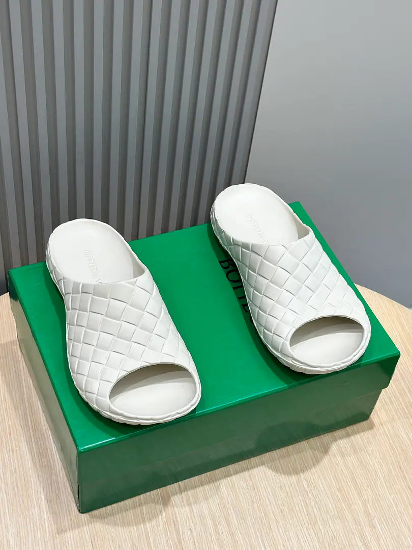 BV A man's sandal shoe. Shoes. Beebee Super-light rubber garden shoes. The humanities. Body plastic shoes. Thick Bottom Height4centimetres Size:39-45