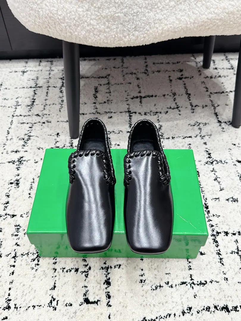 Bottega Venet*26/ ♪ Spring and summer ♪ ♪ Weaving the flat-headed ♪ ♪ Happy shoes on the side ♪ A good, straight shoe., A pair of fine hand-woven locks., The short version has a low-profile, advanced design sense., You're wearing a soft, lazy French routine., It's a good touch.. Full bag with a foot of Leafford., It's still easy to wear., Keep the lazy shoes free., I can't walk without my feet., It's better than half-drawn., I'm not stressed out for long walks.. Don't want to make a hard match., I want to combine comfort with fashionable sisters., These are the two basics and the smooth-ass flat-footed shoes., I can really close my eyes.. ✔️Fabulous.: Cow skin. ✔️Uchi.: Lamb skin. ✔️Otsumi!: It's a real piece of shit. ✔️size: 35-42（40 41 42 Custom without re-offer）